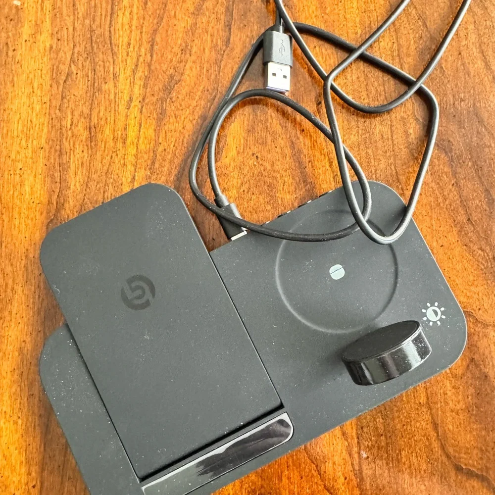 QUATTRO wireless 4-in-1 fold-up CHARGiNG STATION.